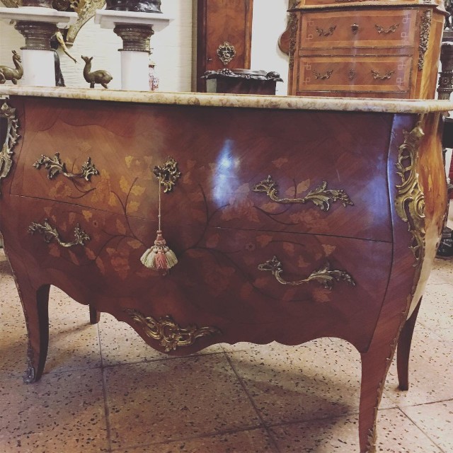 France commode, inlaid /85 cmH  /W 118 cm /D 55 cm