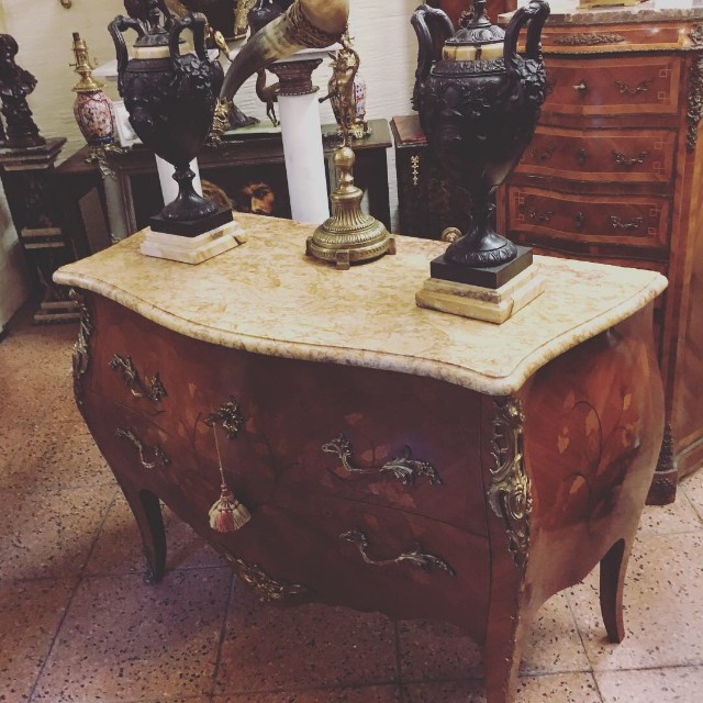 France commode, inlaid /85 cmH  /W 118 cm /D 55 cm